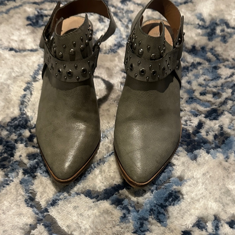 Like New Buckle Studded Greenish Gray Women's Shoes